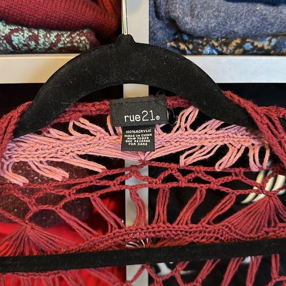 Rue21 maroon/white/pink crocheted sleeveless open front cardigan size XS - Picture 2 of 3